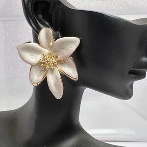 nOir Jewelry | Cream Flower Earrings | NWT